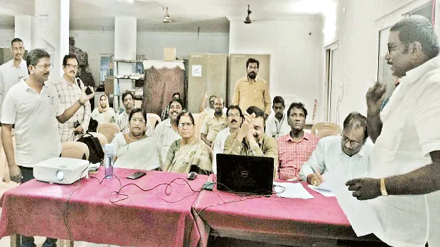 హైస్కూల్‌ ప్లస్‌లకు పీజీటీల సర్దుబాటు