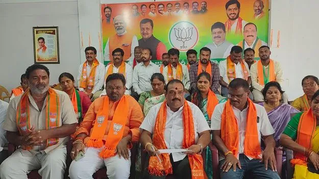 కార్పొరేటర్లను చేర్చుకోవడం కాదు..   నగర అభివృద్ధిలో శ్రద్ధ చూపండి  