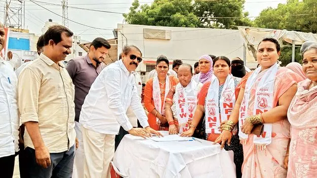 మహిళా రిజర్వేషన్‌ బిల్లును ప్రవేశపెట్టాలి 