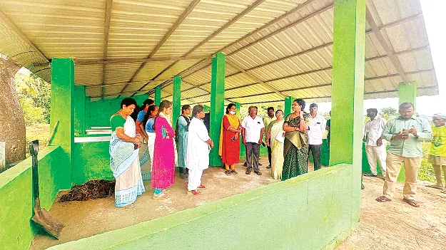 పరిసరాల పరిశుభ్రతపై దృష్టి సారించాలి: డీపీవో