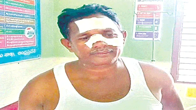 విద్యుత్‌ స్తంభాన్ని ఢీకొట్టిన ఆటో