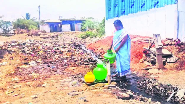 WATER: చెత్త కుప్పల మధ్య కొళాయి