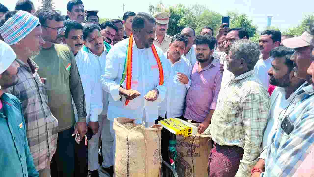 రైతుల కష్టాలు పట్టించుకోని కేంద్ర ప్రభుత్వం