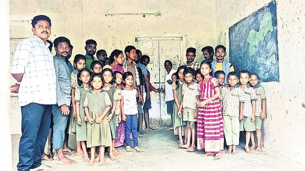 బూదరాళ్ల పాఠశాలకు తాళం