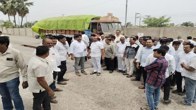 జిల్లా మిల్లర్లకు ప్రాధాన్యం ఇవ్వాలి 