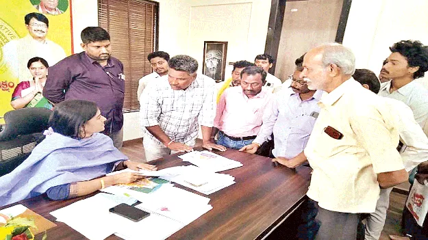  ఇళ్ల స్థలాలు కేటాయించండి