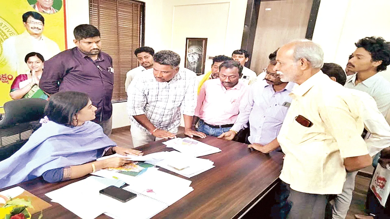  ఇళ్ల స్థలాలు కేటాయించండి