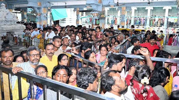 కాణిపాకంలో భక్తుల రద్దీ