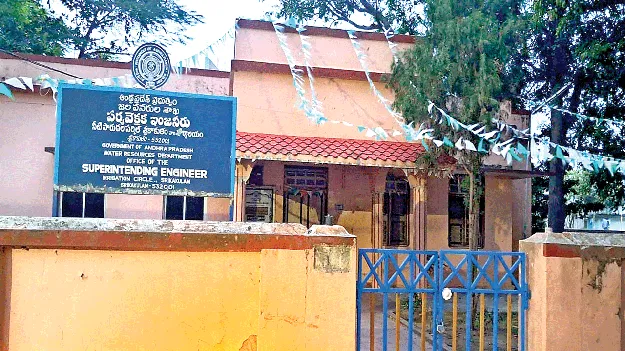 ఇంజ‘నీరు’ల్లేక.. ఇన్‌చార్జిలే దిక్కు