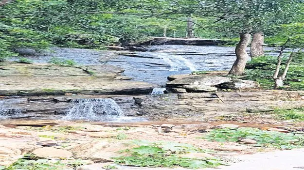 కళ తప్పిన ఐస్‌గెడ్డ జలపాతం 