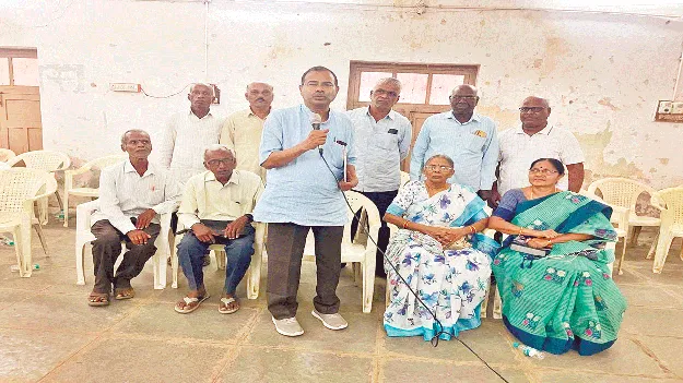 హెల్త్‌కార్డుల పేరుతో పరిహాసాన్ని ఆపాలి