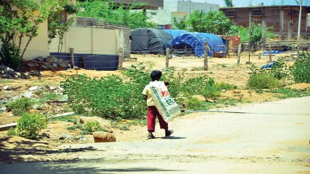 బందీ అవుతున్న బాల్యం