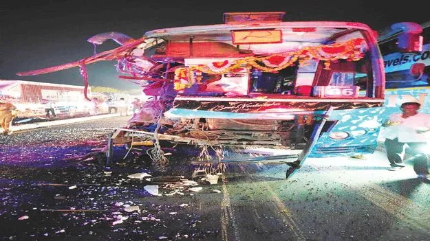  లారీని ఢీకొట్టిన ప్రైవేట్‌ ట్రావెల్‌ బస్సు