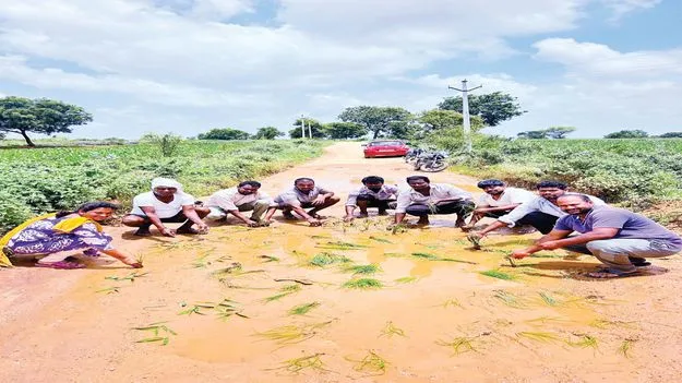  రోడ్డుపై నాట్లువేసి నిరసన