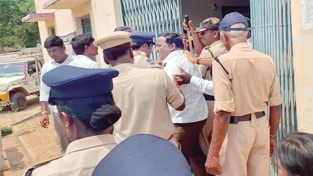 కమిషనర్‌ చాంబర్‌లో కౌన్సిలర్‌ హల్‌చల్‌