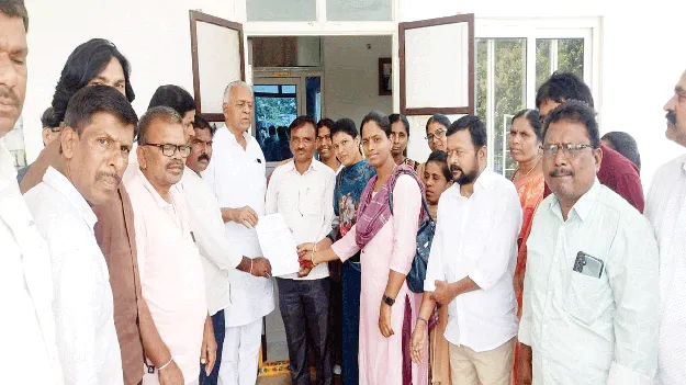 పేస్కేల్‌ అమలు చేయాలి