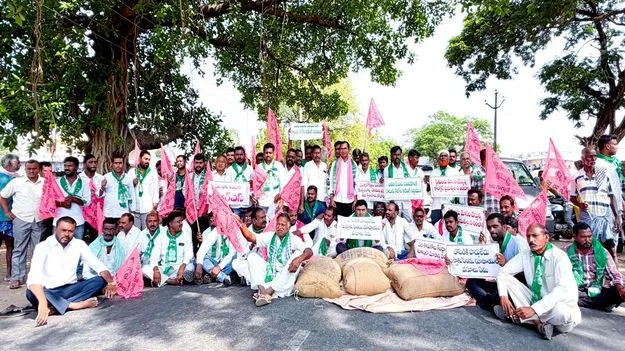   ధాన్యం కొనుగోలు జాప్యంపై రాస్తారోకో