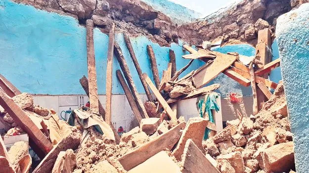   కూలిన చేనేత కార్మికుడి మట్టి ఇల్లు