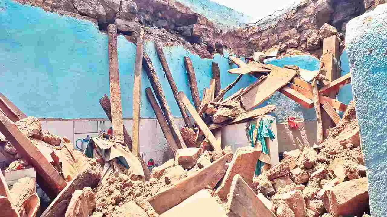 కూలిన చేనేత కార్మికుడి మట్టి ఇల్లు