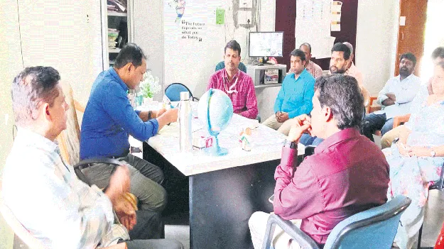 విద్యార్థుల హాజరు శాతం పెంచాలి : డీఈవో 