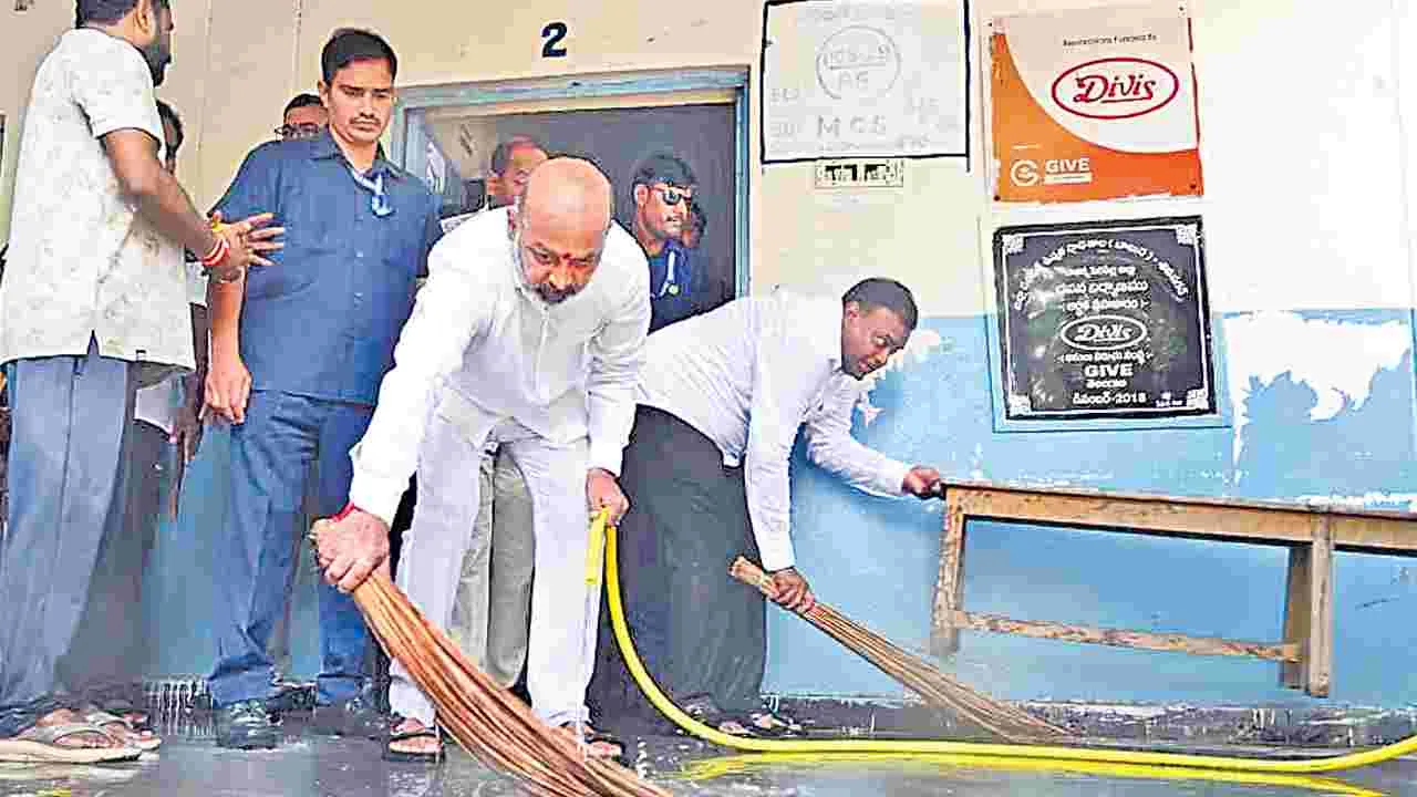 రాజకీయాలకతీతంగా స్కూళ్లను శుభ్రం చేద్దాం: సంజయ్‌