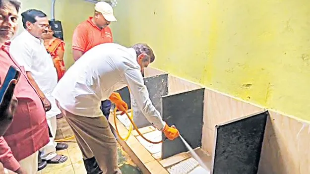 బడిలో టాయిలెట్స్‌ను శుభ్రం చేసిన ఎంపీ కొండా 