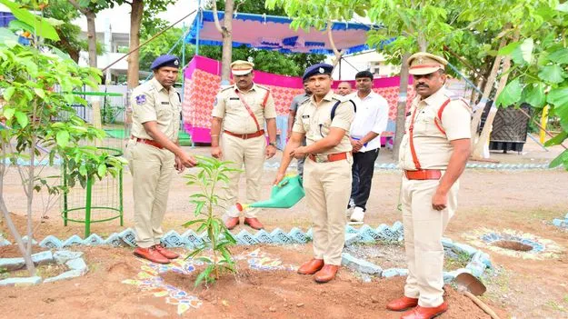 Jagtial:   ప్రజలకు మరింత చేరువయ్యేలా పోలీసులు పనిచేయాలి