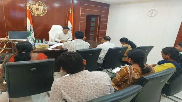  Karimnagar:  ఇందిరమ్మ ఇళ్లను గడువులోగా పూర్తి చేయాలి