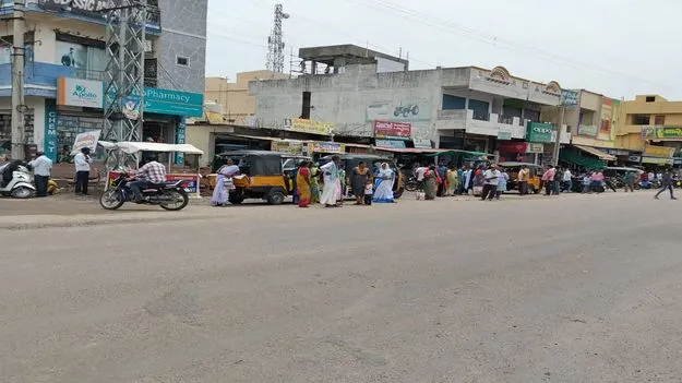  Karimnagar:  బస్‌ షెల్టర్లు లేక ఇబ్బందులు