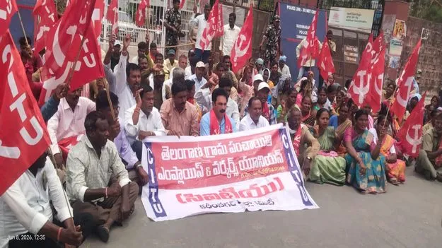 Karimnagar:  గ్రామ పంచాయతీ కార్మికుల సమస్యలు పరిష్కరించాలి