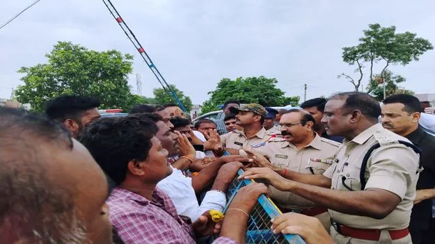 Mancherial:   ఎంపీ పర్యటనను అడ్డుకునేందుకు ప్రయత్నించిన ఎమ్మెల్యే వర్గీయులు