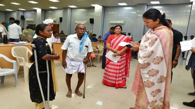 Karimnagar:  ప్రజావాణి దరఖాస్తులను పెండింగ్‌లో పెట్టవద్దు