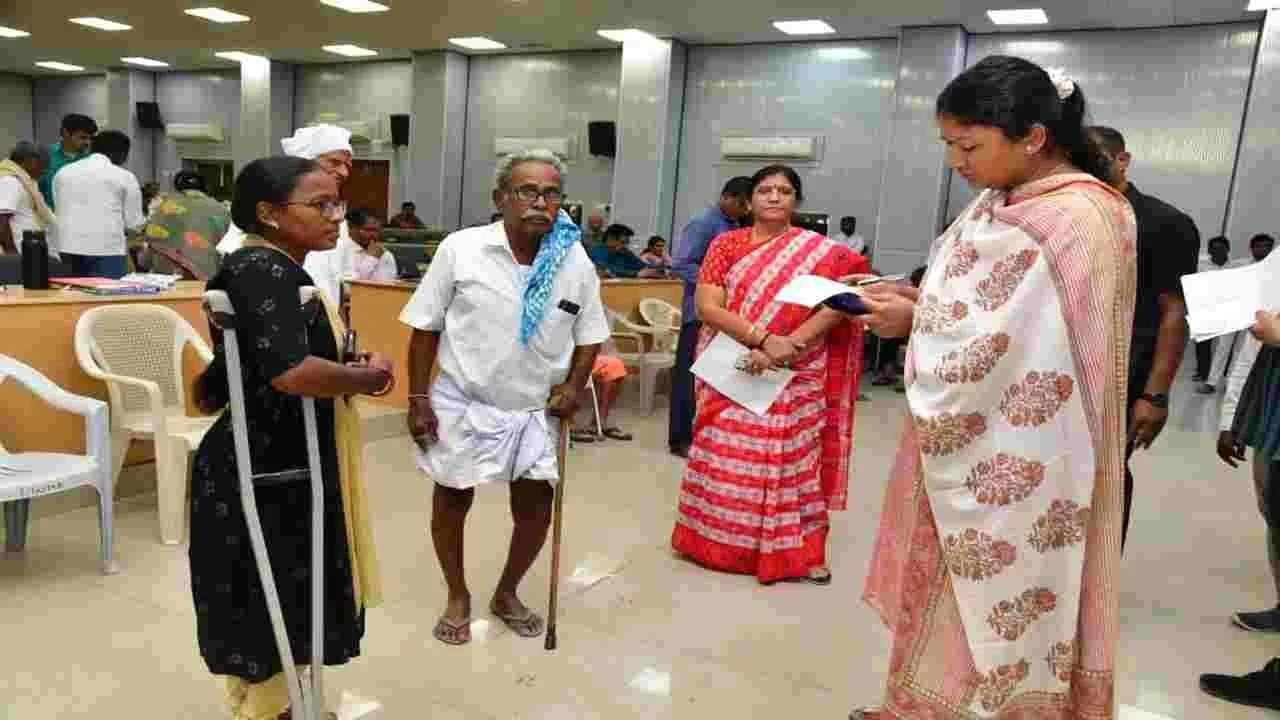 Karimnagar:  ప్రజావాణి దరఖాస్తులను పెండింగ్‌లో పెట్టవద్దు