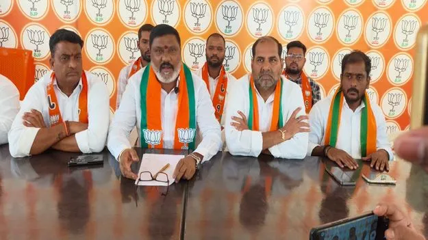 Peddapalli: చివరిగింజ కొనే వరకు రైతుల పక్షాన పోరాడుతాం 