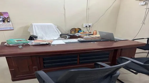 సమయపాలన పాటించని అధికారులు