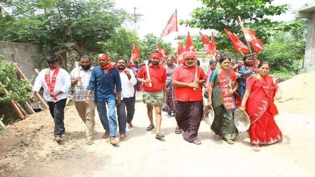 Karimnagar:  డబుల్‌ బెడ్‌రూం ఇళ్ల ఆక్రమణకు యత్నం