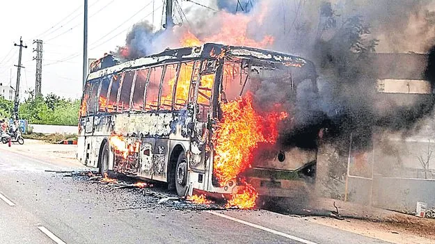 మంటలు చెలరేగి.. ఆర్టీసీ ఎలక్ట్రిక్‌ బస్సు దగ్ధం