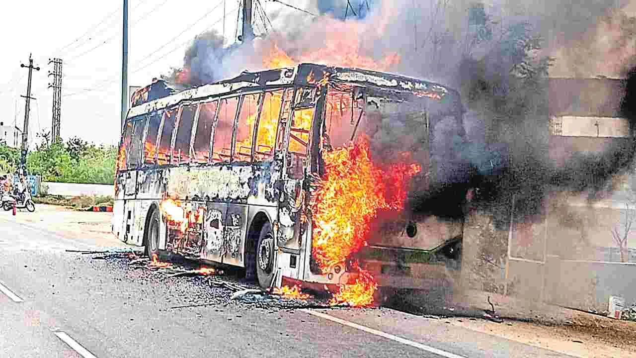 మంటలు చెలరేగి.. ఆర్టీసీ ఎలక్ట్రిక్‌ బస్సు దగ్ధం