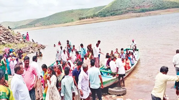 సంగమేశ్వరం బోటింగ్‌ సేవలు రద్దు 