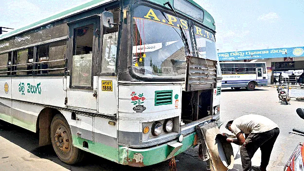 పగిలిన అద్దాలు.. విరిగిన పరికరాలు