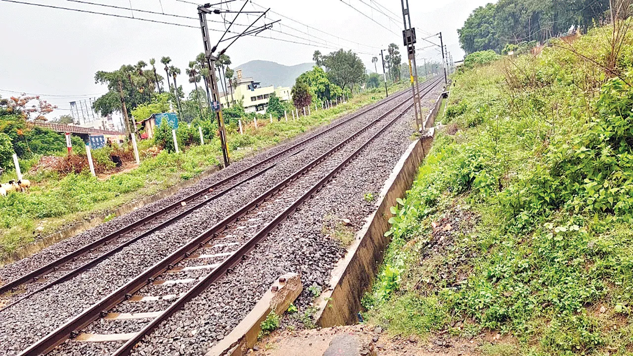 tension on third railway line నెల్లిమర్ల ప్రజల్లో   మూడోలైన్‌ గుబులు