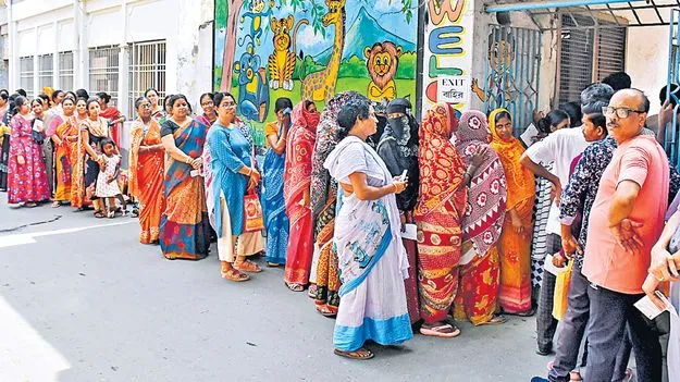 పోటెత్తిన బెంగాలీలు!