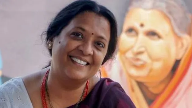 అమ్మ బాటలో...