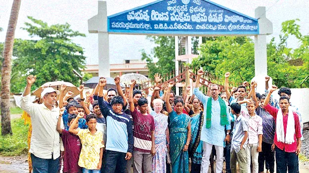 ‘గిరిజన ఆశ్రమ పాఠశాలను కొనసాగించాలి’ 