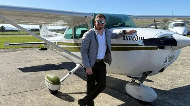 విమానం నడిపిన క్రికెటర్‌ ఫిలిప్స్‌