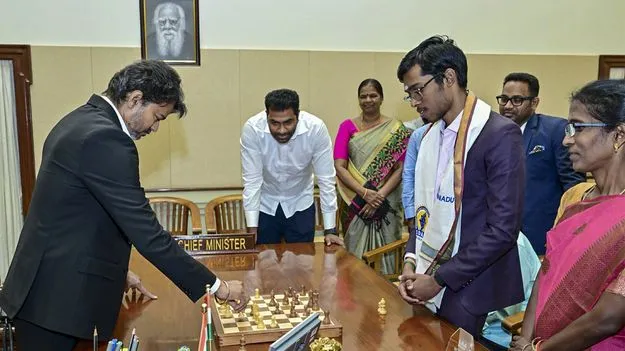 సీఎం విజయ్‌కు ప్రజ్ఞానంద ‘చెక్‌’
