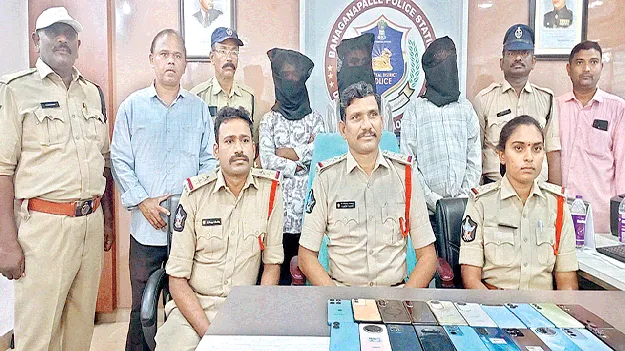 సెల్‌ఫోన్ల దొంగలు అరెస్టు 