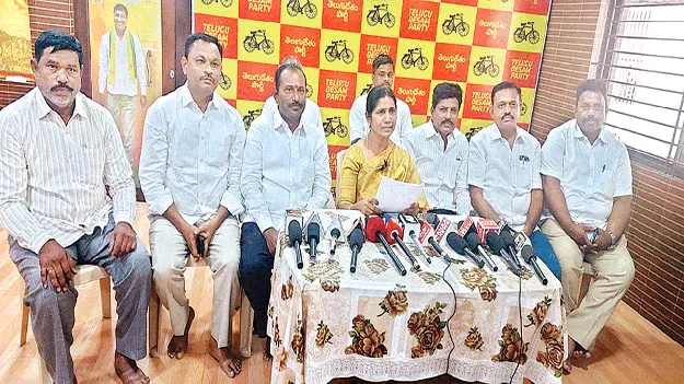 వైసీపీ నేత రవీంద్రారెడ్డి క్షమాపణ చెప్పాల్సిందే