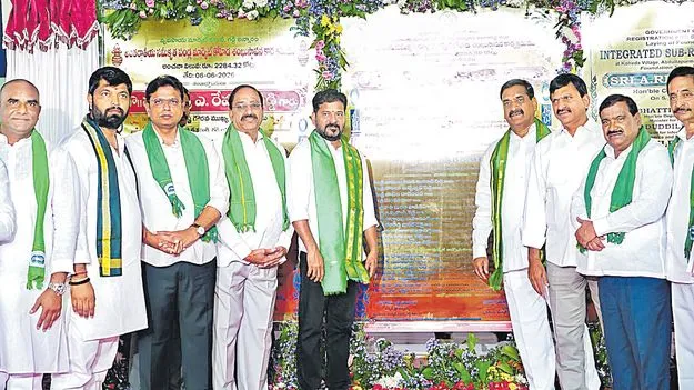 అభివృద్ధిని అడ్డుకుంటున్న అష్టదరిద్రులు