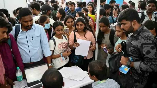 విద్యార్హతల తుది గడువు మార్చాలి